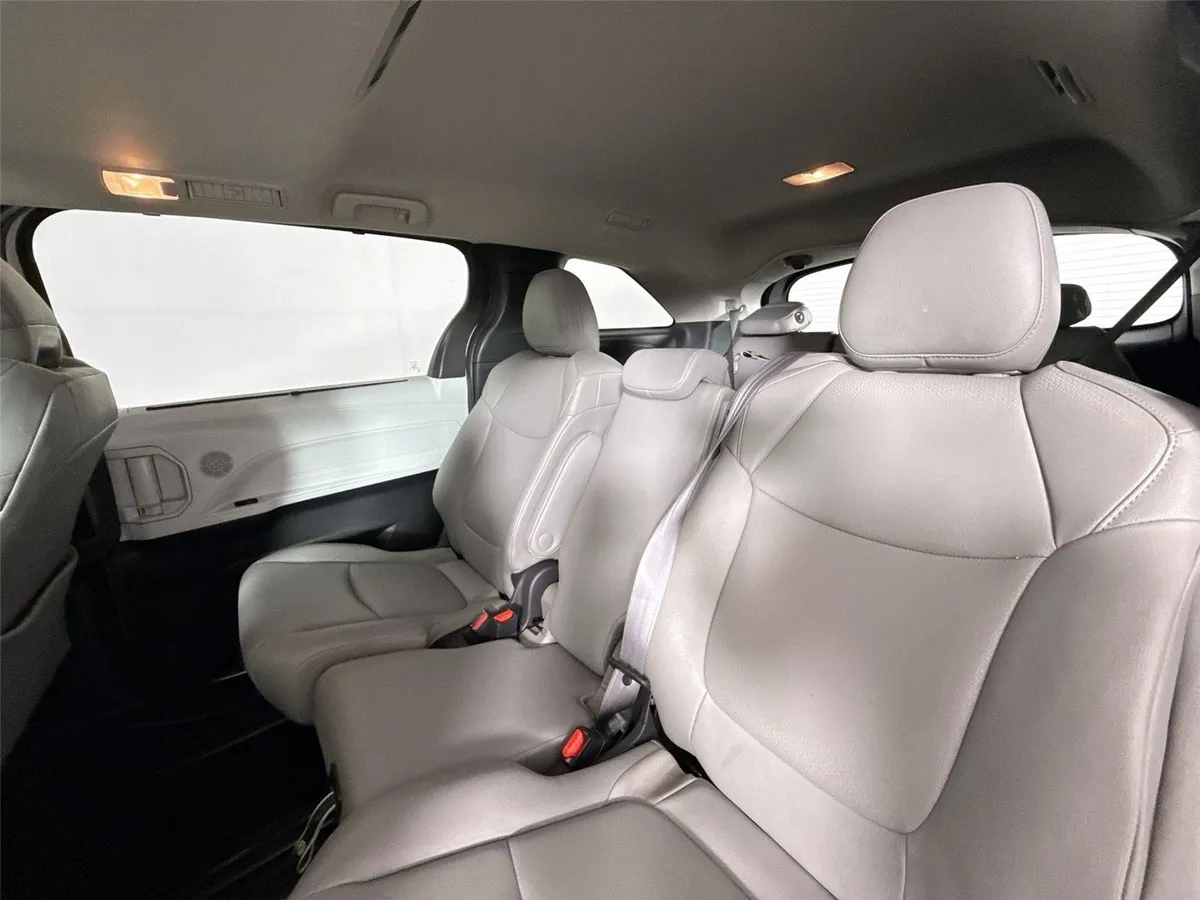 2025 Toyota Sienna XLE 8-Passenger thumbnail 31