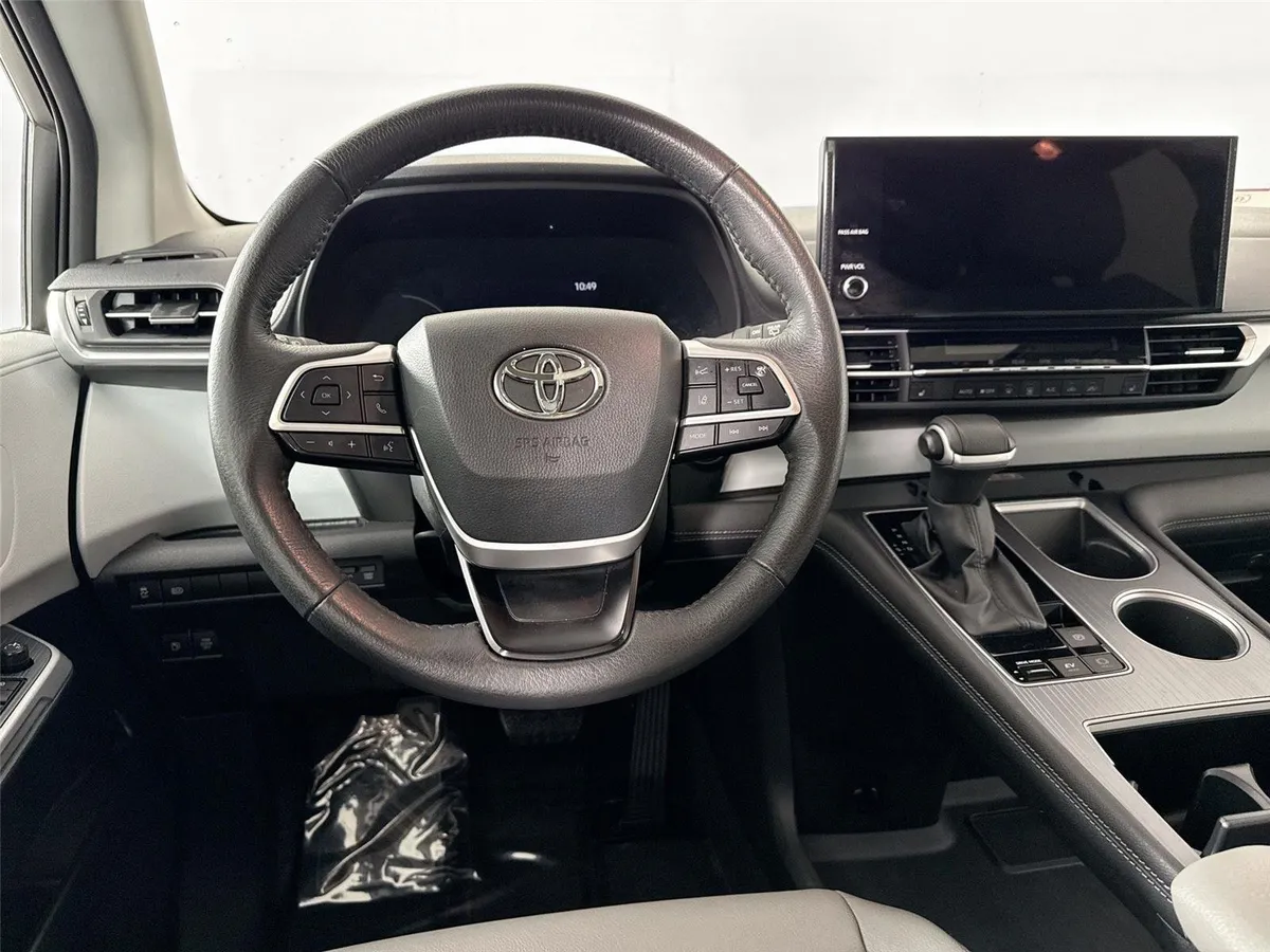 2025 Toyota Sienna XLE 8-Passenger thumbnail 32