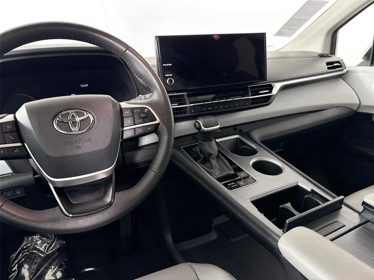 2025 Toyota Sienna XLE 8-Passenger thumbnail 33