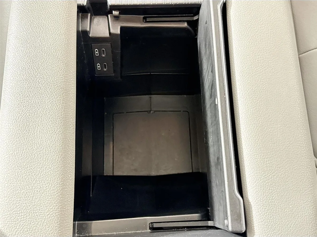2025 Toyota Sienna XLE 8-Passenger thumbnail 34