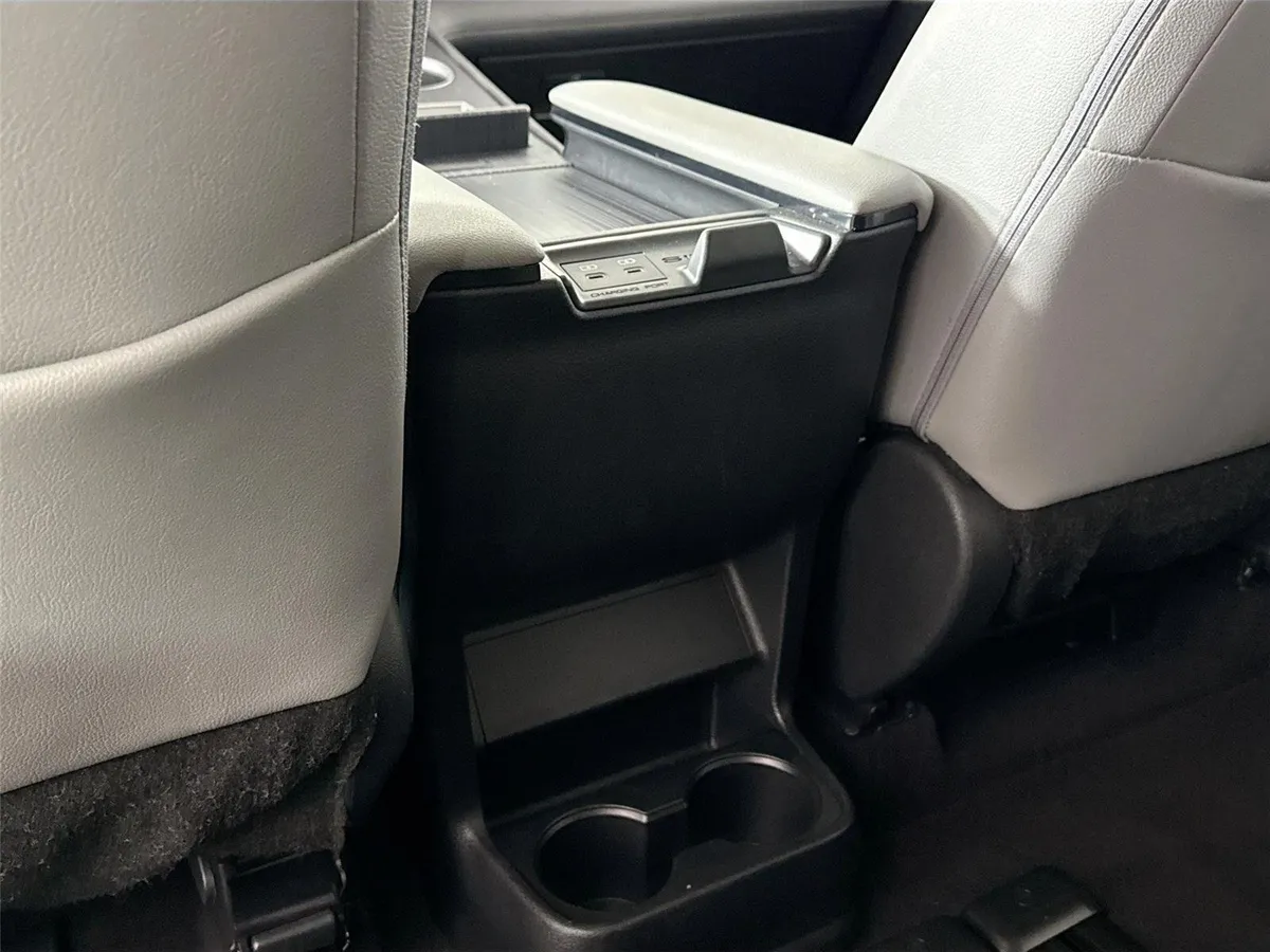 2025 Toyota Sienna XLE 8-Passenger thumbnail 36