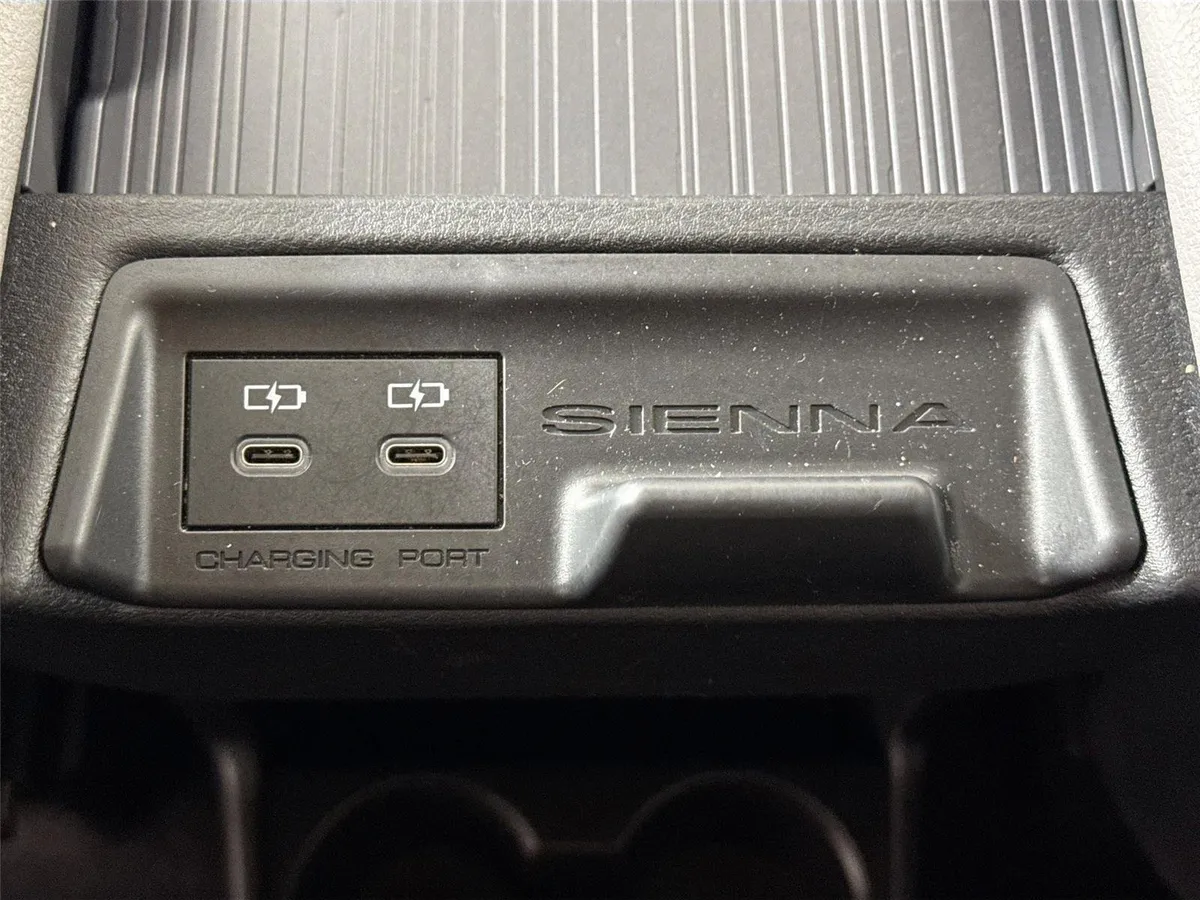 2025 Toyota Sienna XLE 8-Passenger thumbnail 37