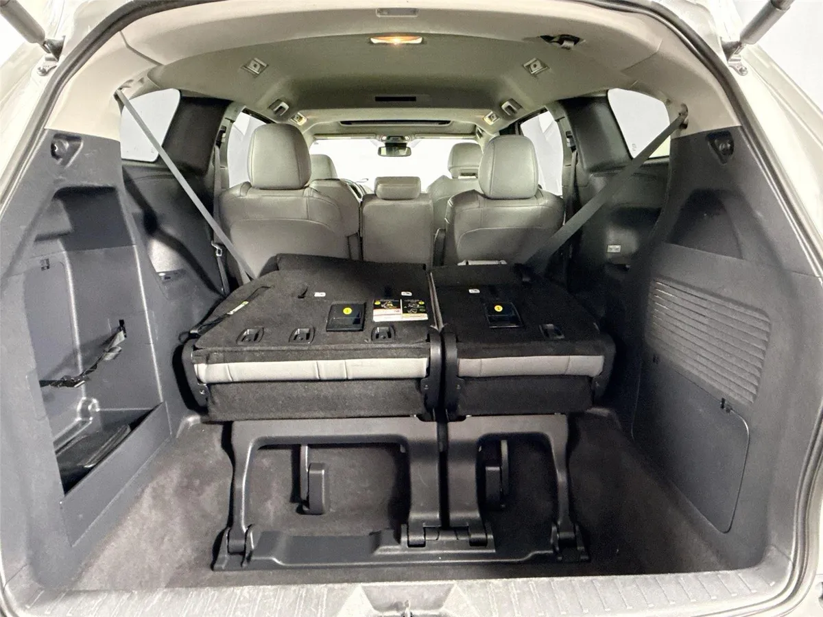 2025 Toyota Sienna XLE 8-Passenger thumbnail 38