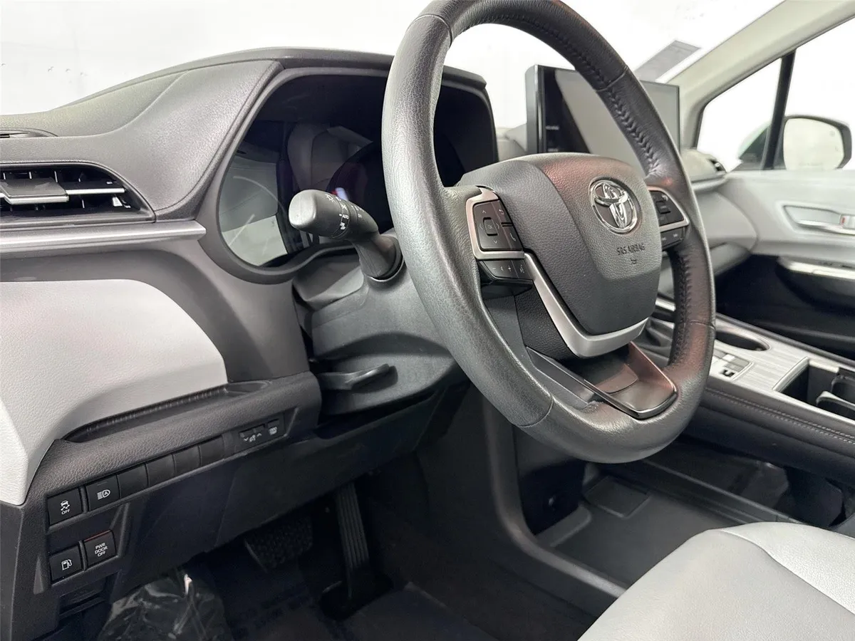 2025 Toyota Sienna XLE 8-Passenger thumbnail 4