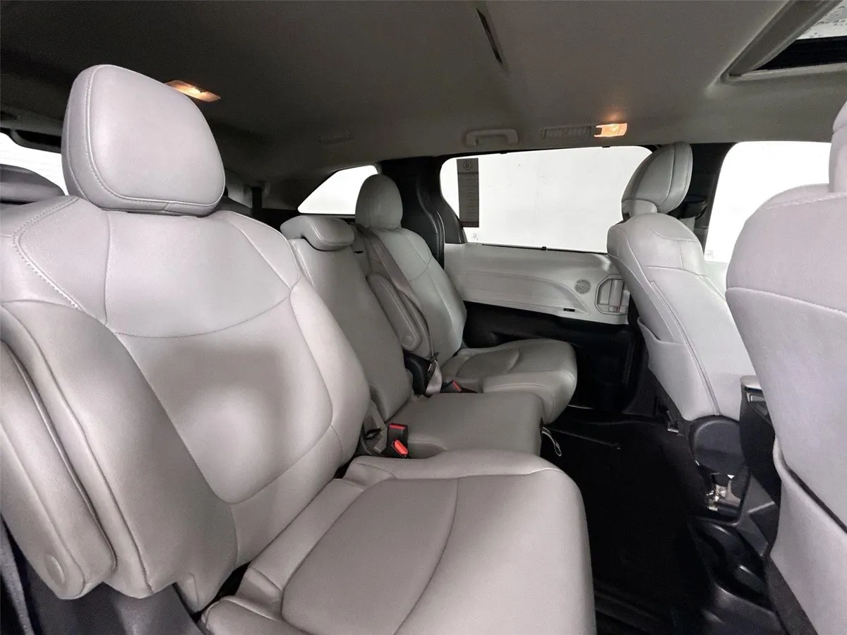 2025 Toyota Sienna XLE 8-Passenger thumbnail 41