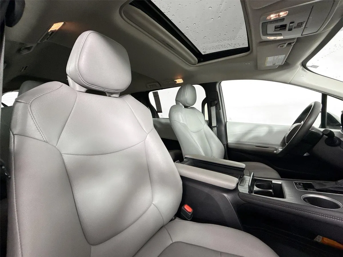 2025 Toyota Sienna XLE 8-Passenger thumbnail 42