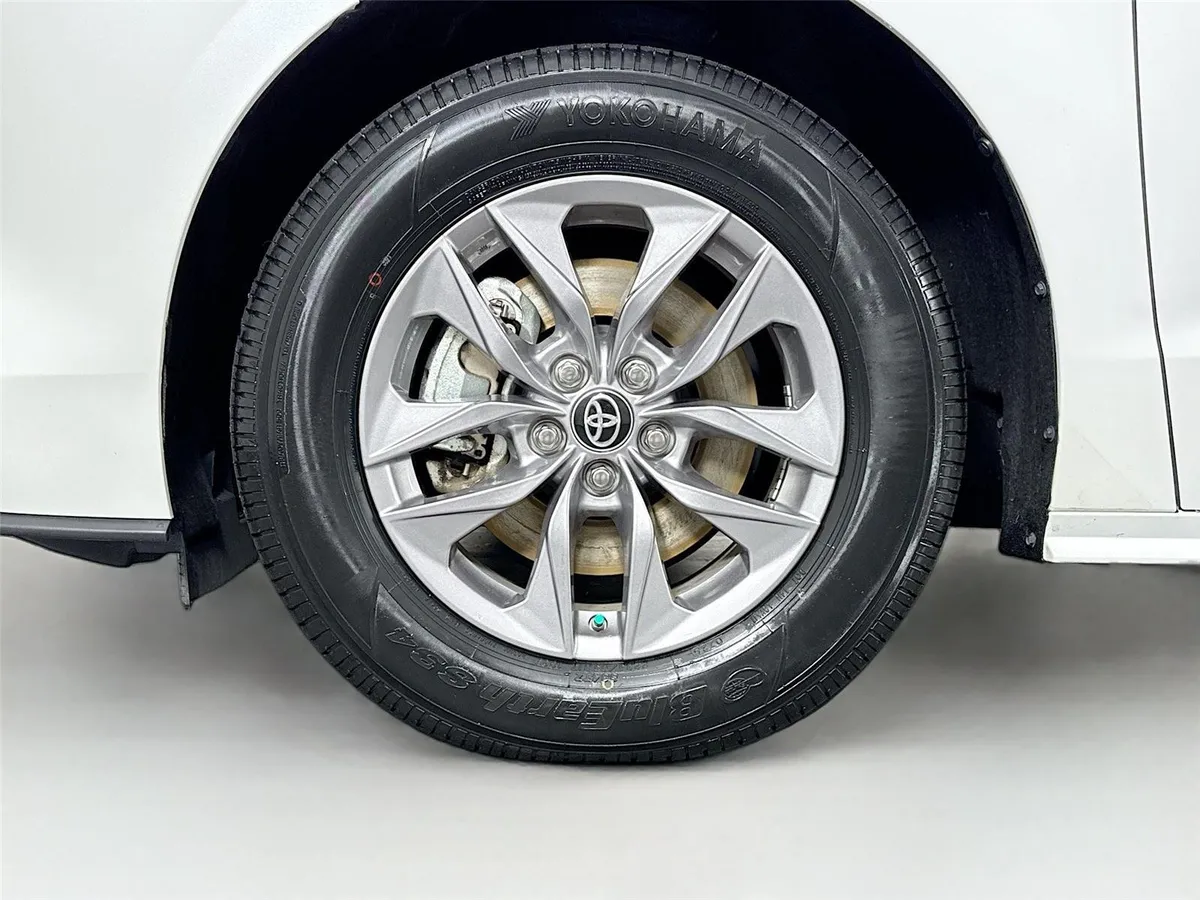 2025 Toyota Sienna XLE 8-Passenger thumbnail 45