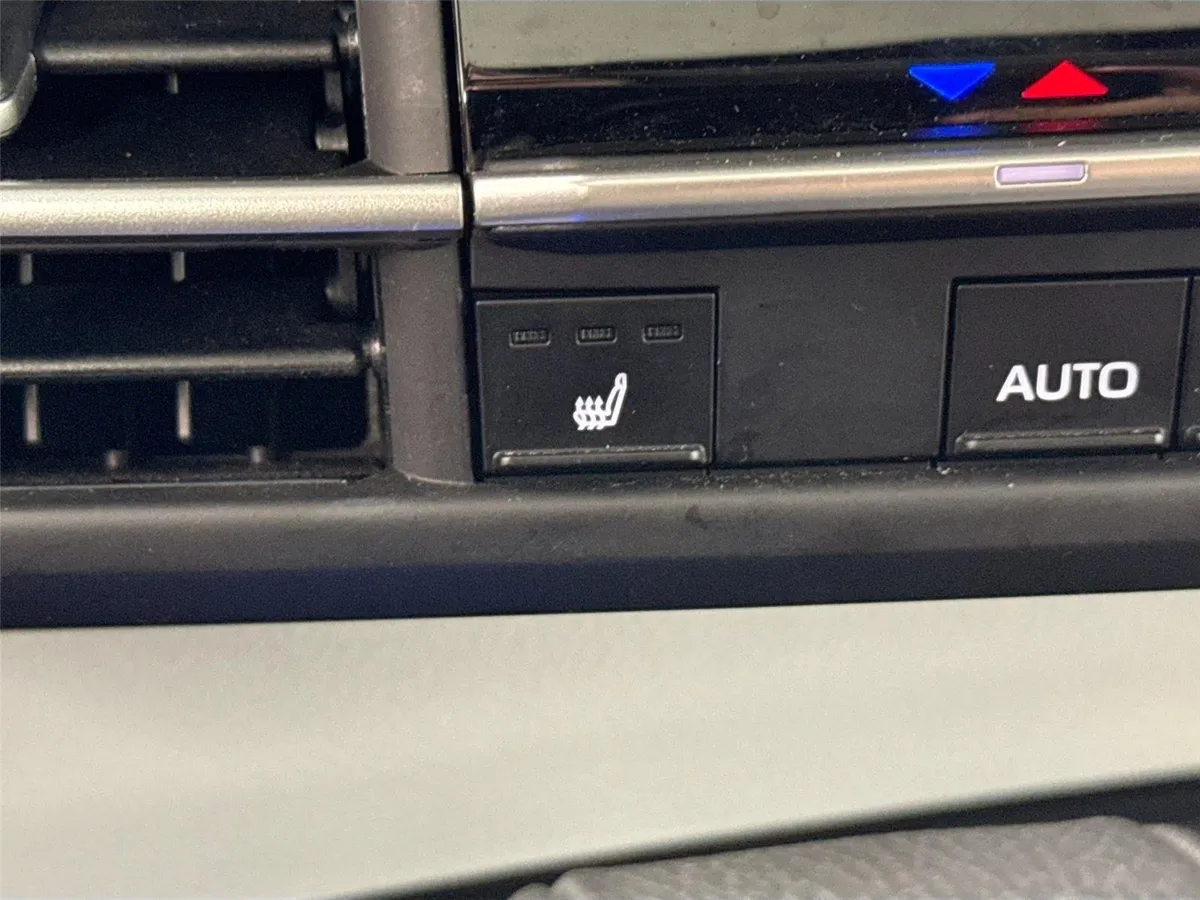 2025 Toyota Sienna XLE 8-Passenger thumbnail 8