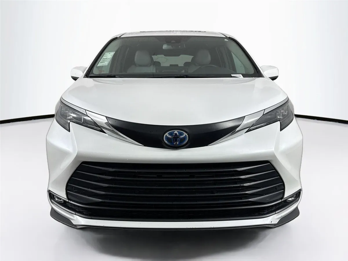 2025 Toyota Sienna XLE 8-Passenger thumbnail 9