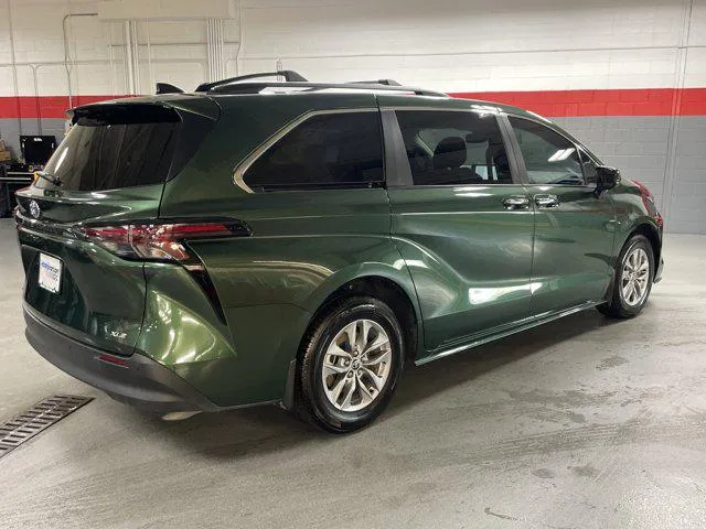 2025 Toyota SIENNA XLE thumbnail 10