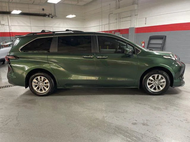 2025 Toyota SIENNA XLE thumbnail 11