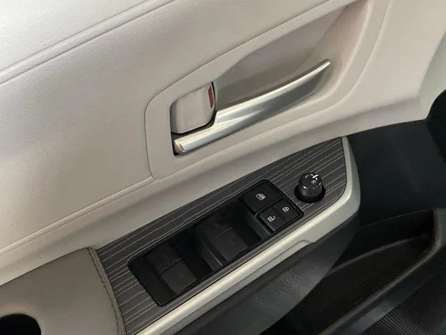 2025 Toyota SIENNA XLE thumbnail 15