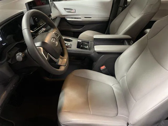 2025 Toyota SIENNA XLE thumbnail 16