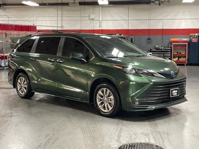 2025 Toyota SIENNA XLE thumbnail 2