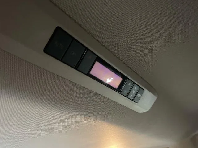 2025 Toyota SIENNA XLE thumbnail 29