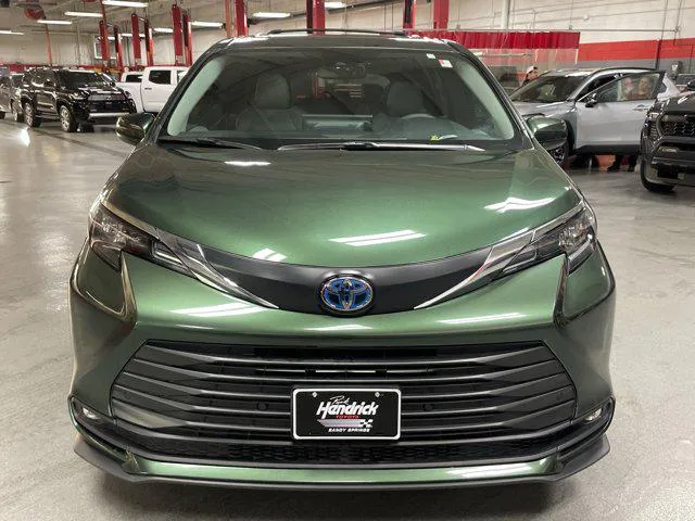 2025 Toyota SIENNA XLE thumbnail 3