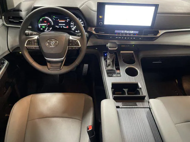 2025 Toyota SIENNA XLE thumbnail 30