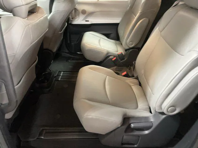 2025 Toyota SIENNA XLE thumbnail 32