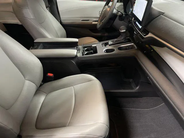 2025 Toyota SIENNA XLE thumbnail 35