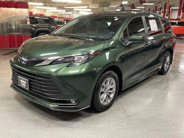 2025 Toyota SIENNA XLE thumbnail 5