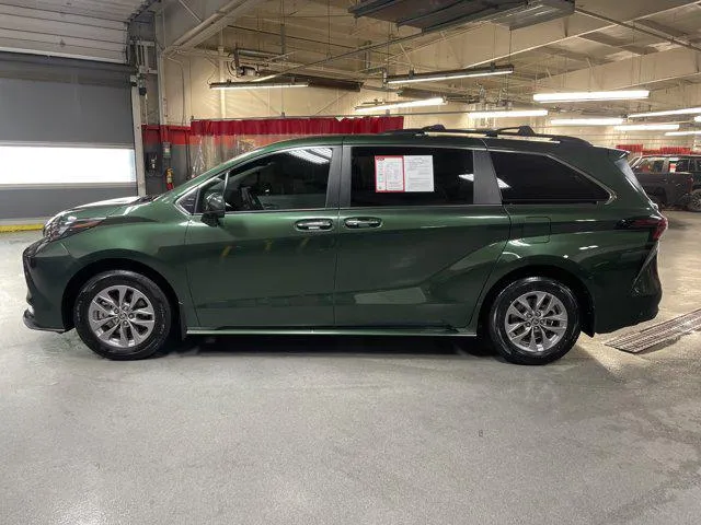 2025 Toyota SIENNA XLE thumbnail 7
