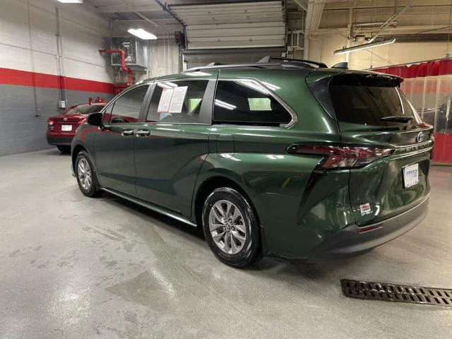 2025 Toyota SIENNA XLE thumbnail 8