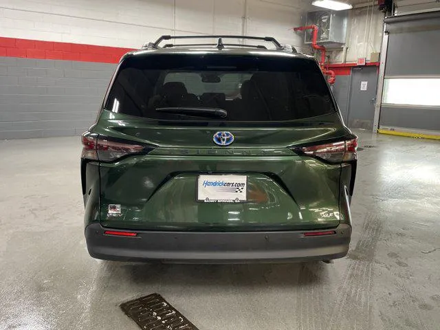 2025 Toyota SIENNA XLE thumbnail 9