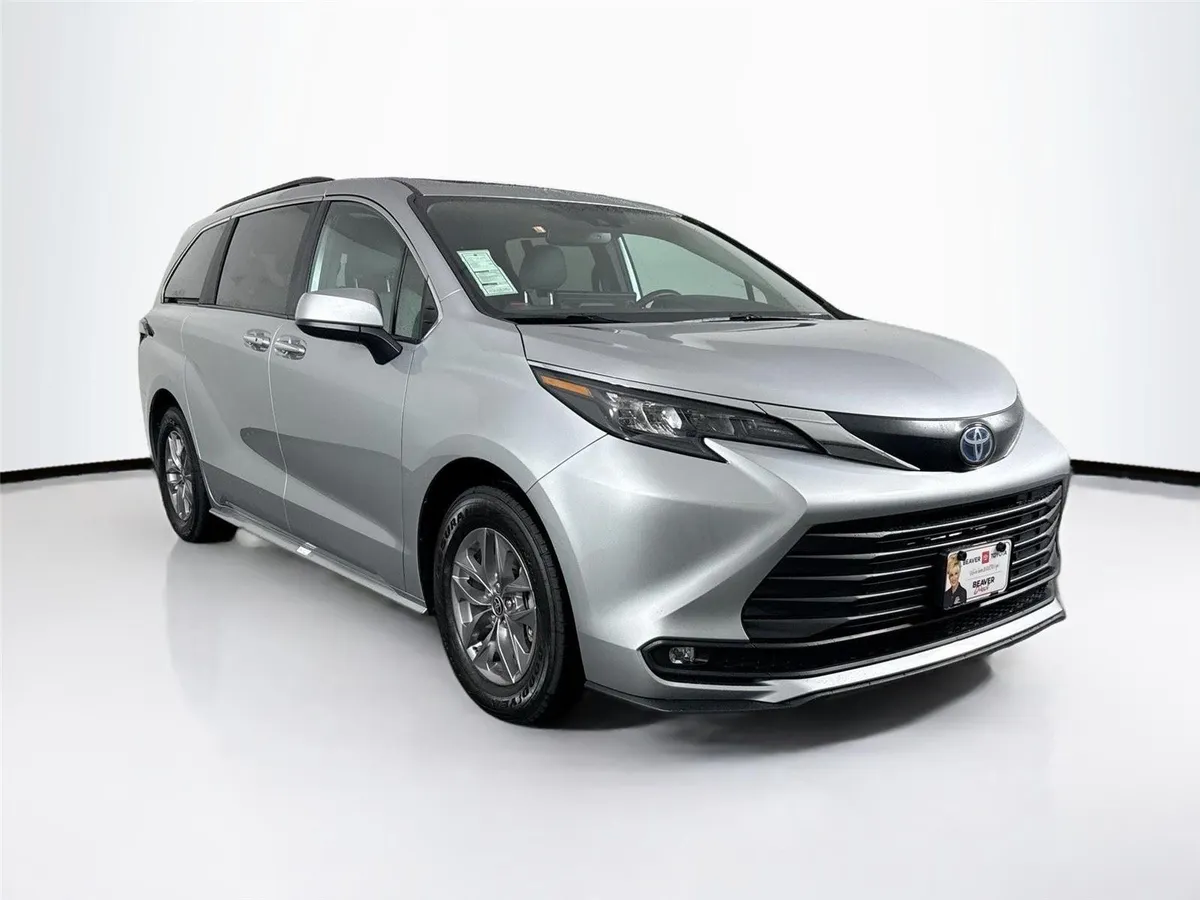 2025 Toyota Sienna XLE thumbnail 10