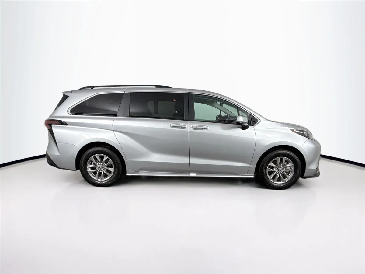 2025 Toyota Sienna XLE thumbnail 11