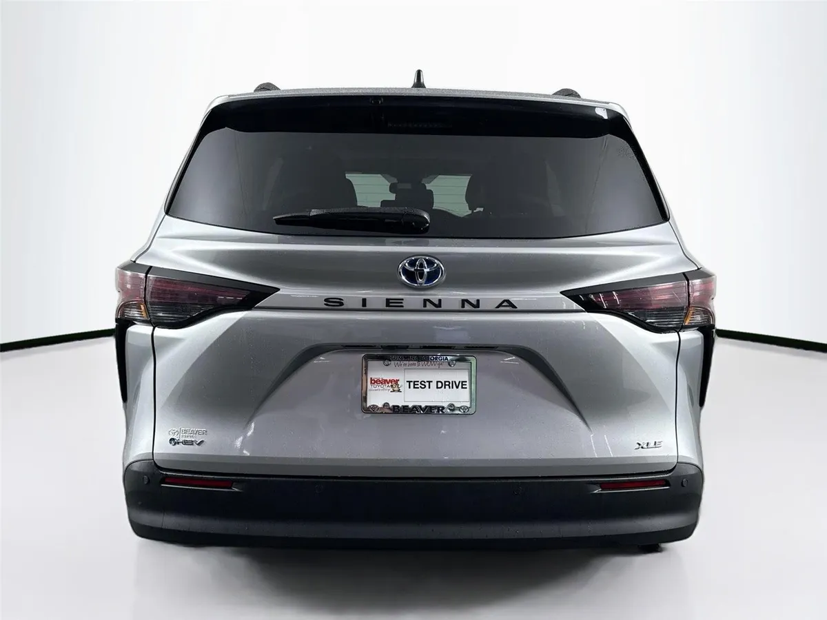 2025 Toyota Sienna XLE thumbnail 12
