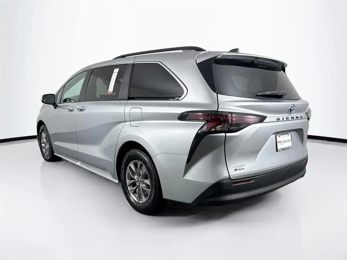 2025 Toyota Sienna XLE thumbnail 13