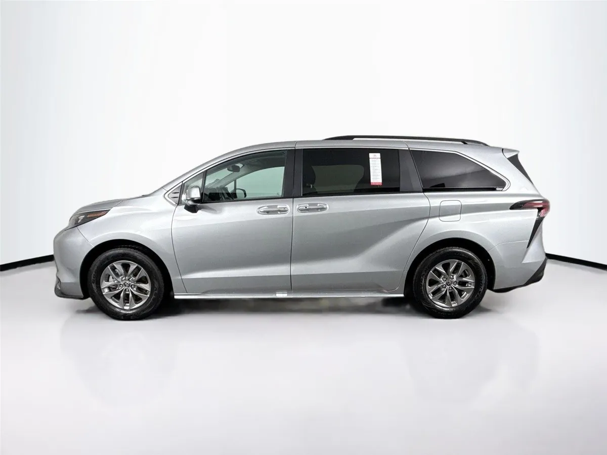 2025 Toyota Sienna XLE thumbnail 14