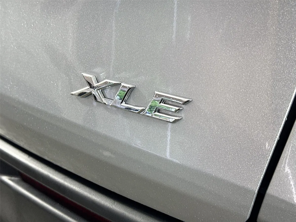 2025 Toyota Sienna XLE thumbnail 15
