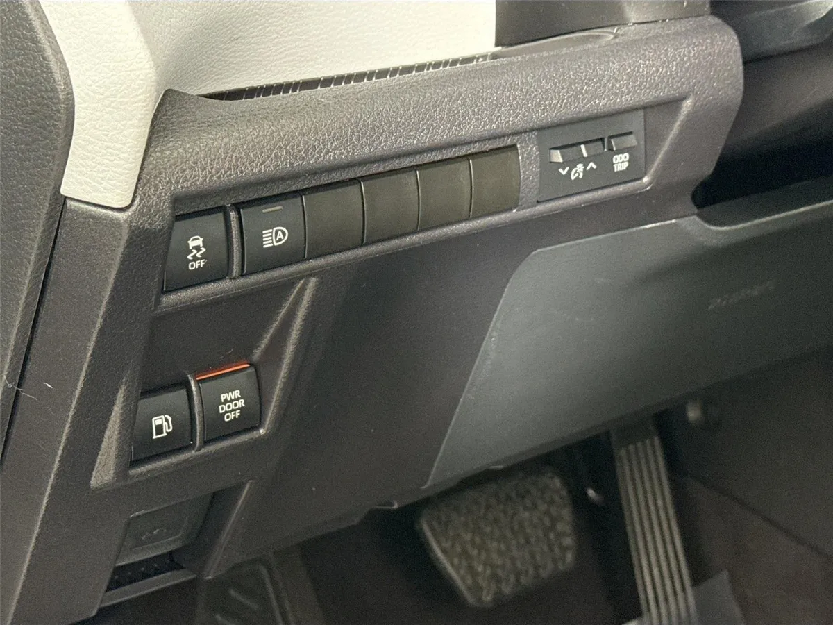 2025 Toyota Sienna XLE thumbnail 16