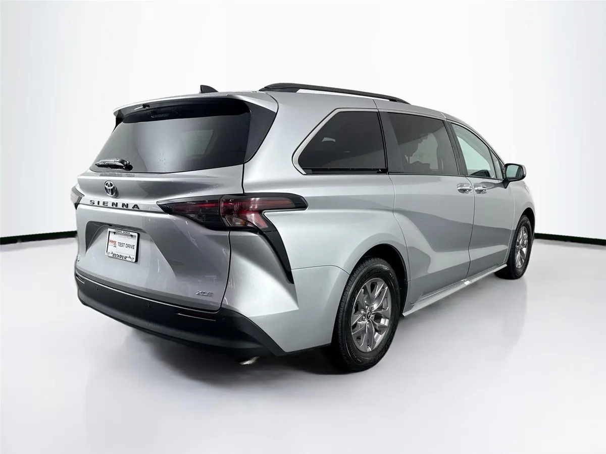 2025 Toyota Sienna XLE thumbnail 2