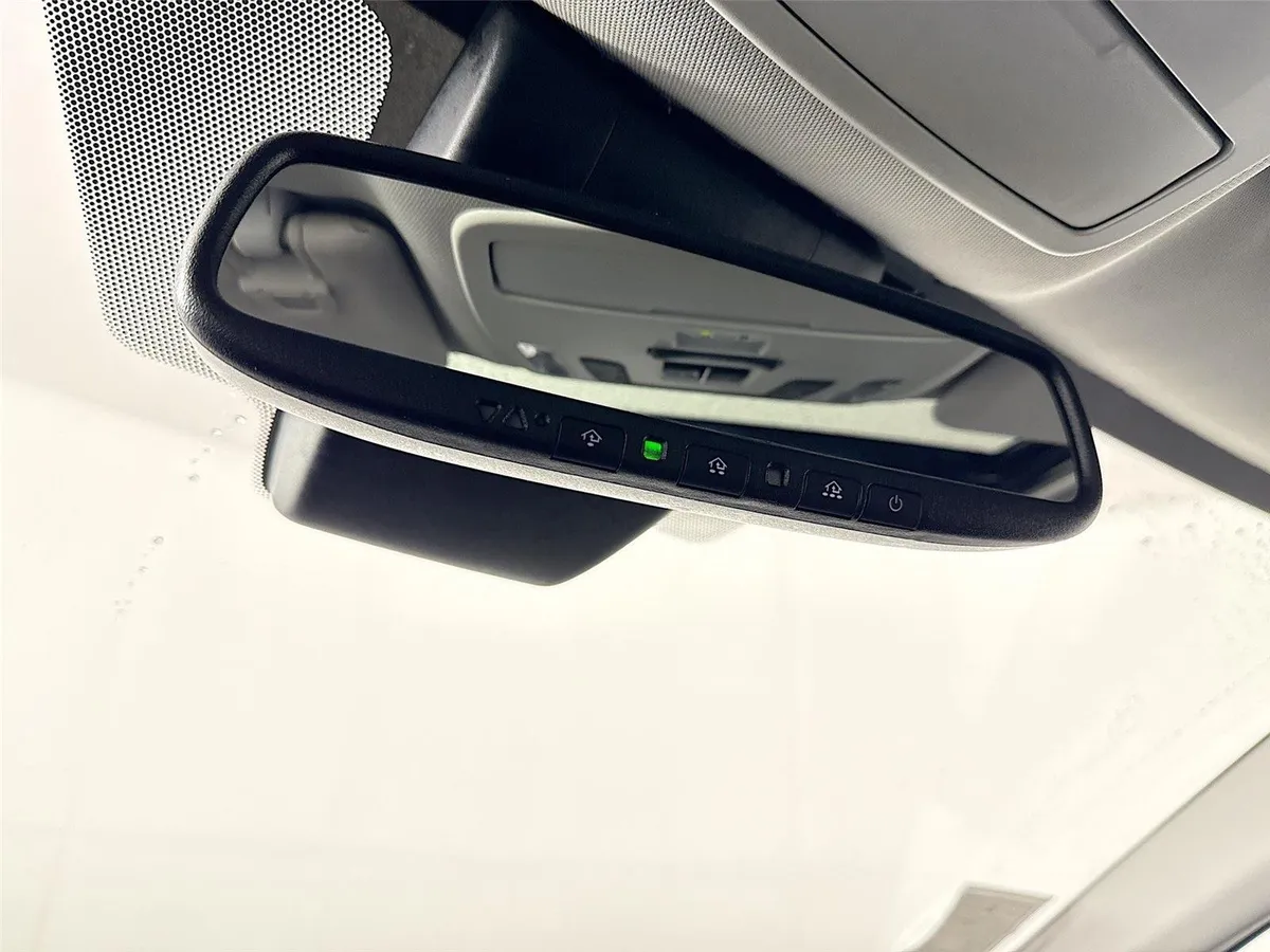 2025 Toyota Sienna XLE thumbnail 23