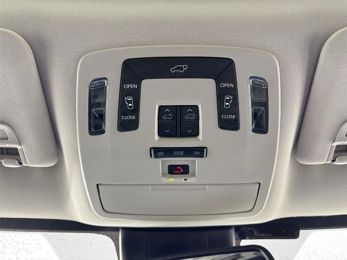2025 Toyota Sienna XLE thumbnail 24