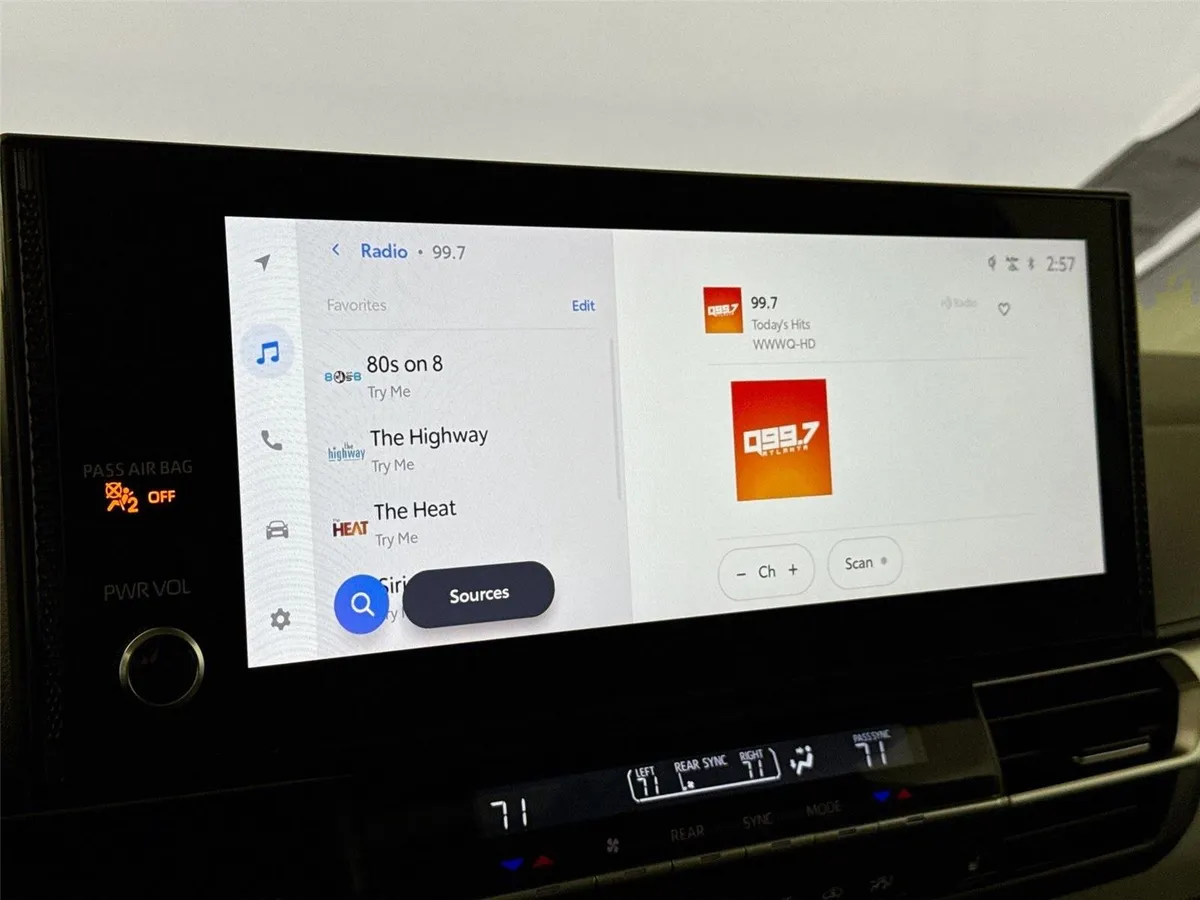 2025 Toyota Sienna XLE thumbnail 25