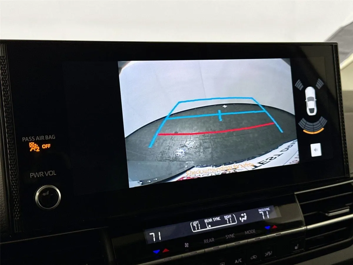 2025 Toyota Sienna XLE thumbnail 26