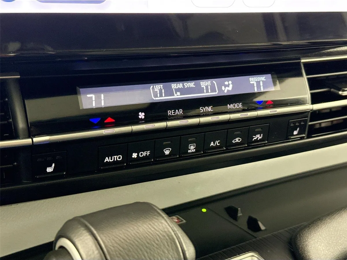 2025 Toyota Sienna XLE thumbnail 27