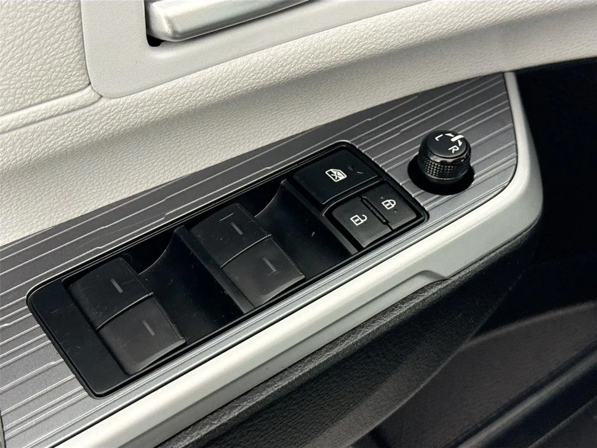 2025 Toyota Sienna XLE thumbnail 29