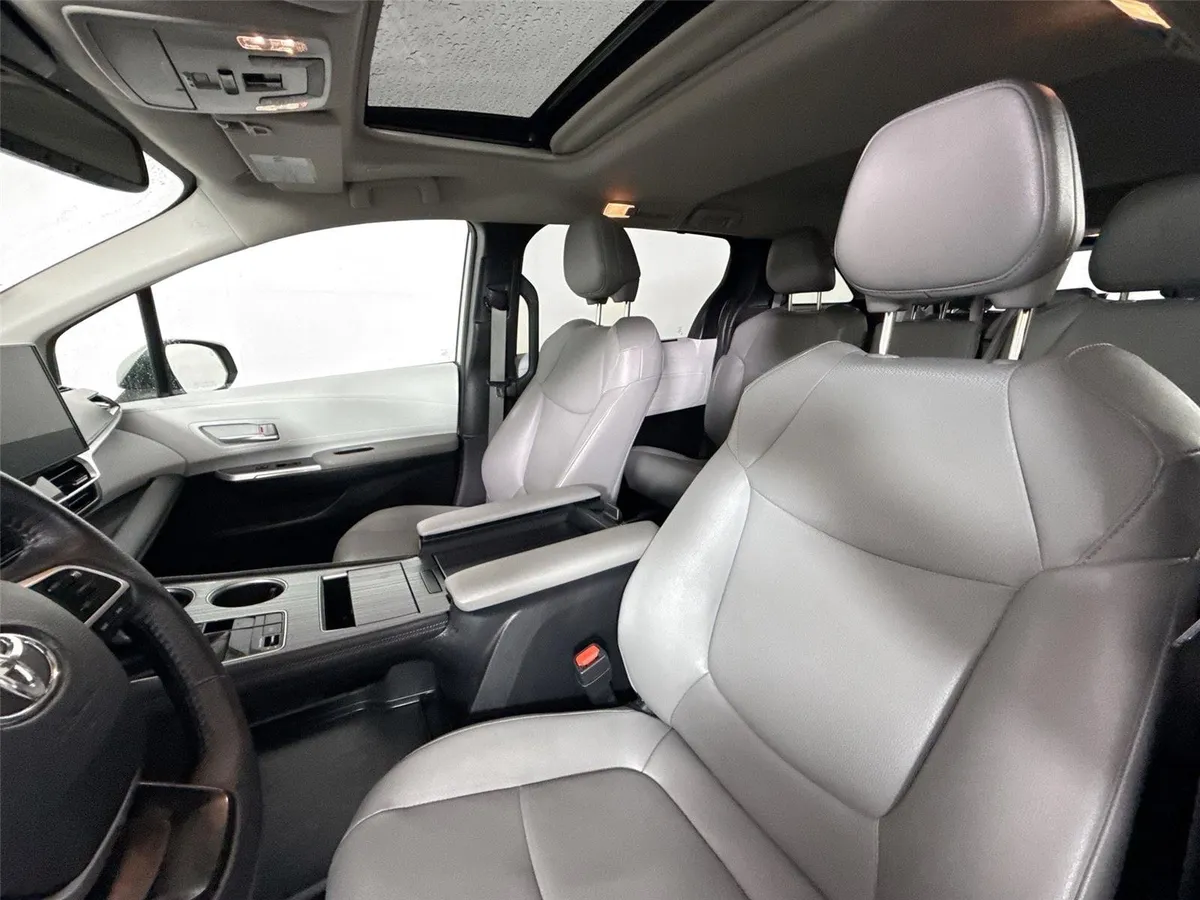 2025 Toyota Sienna XLE thumbnail 3