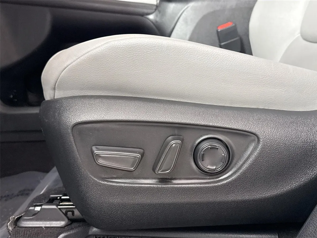 2025 Toyota Sienna XLE thumbnail 30