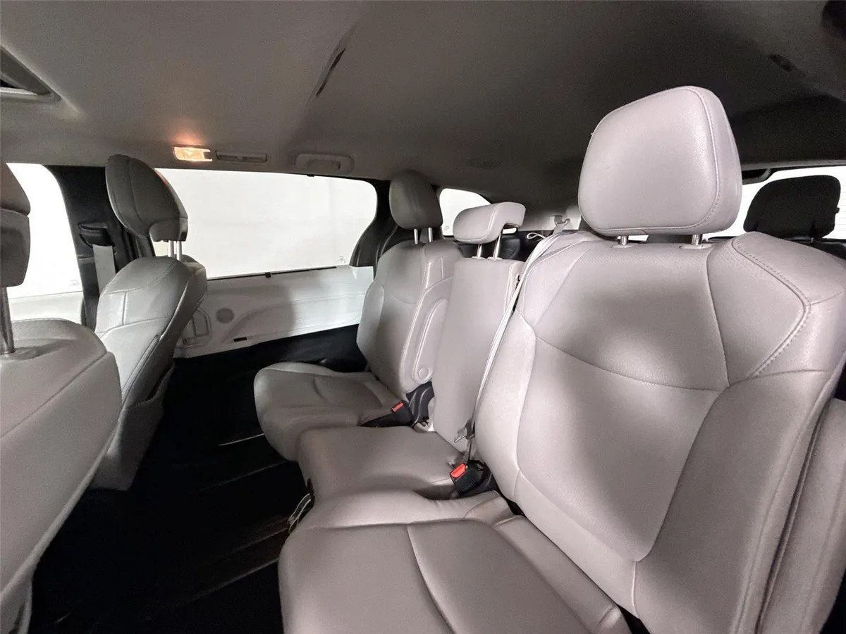 2025 Toyota Sienna XLE thumbnail 31