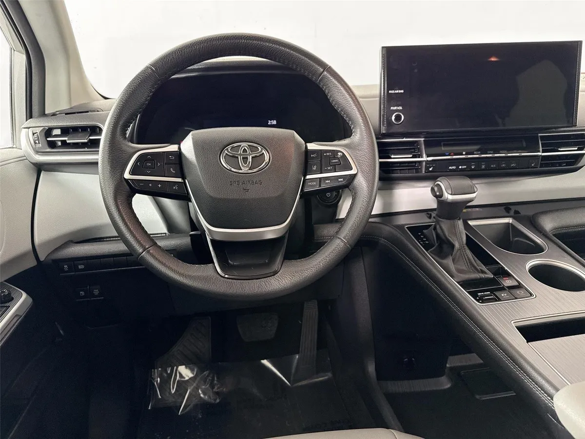 2025 Toyota Sienna XLE thumbnail 32