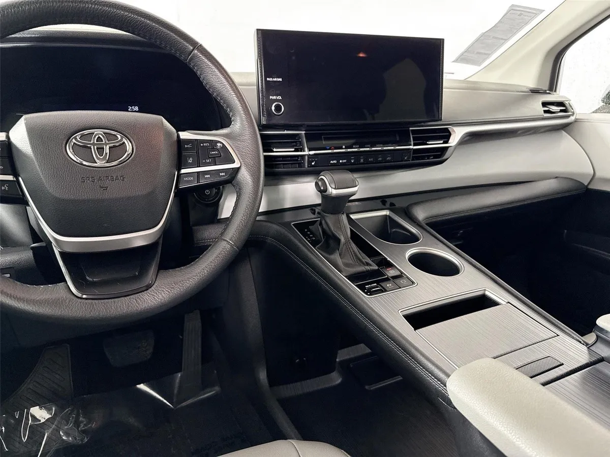 2025 Toyota Sienna XLE thumbnail 33