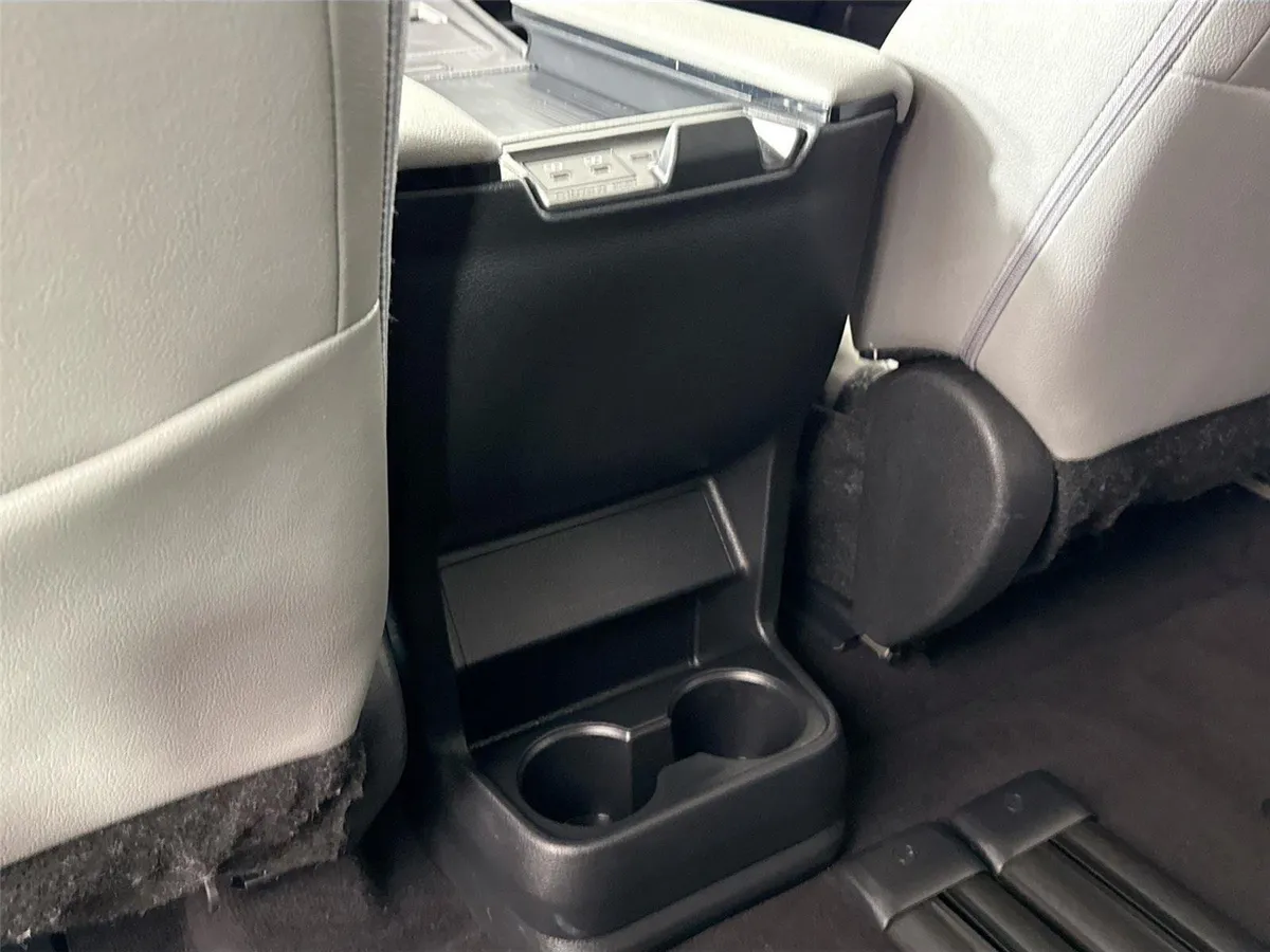 2025 Toyota Sienna XLE thumbnail 36