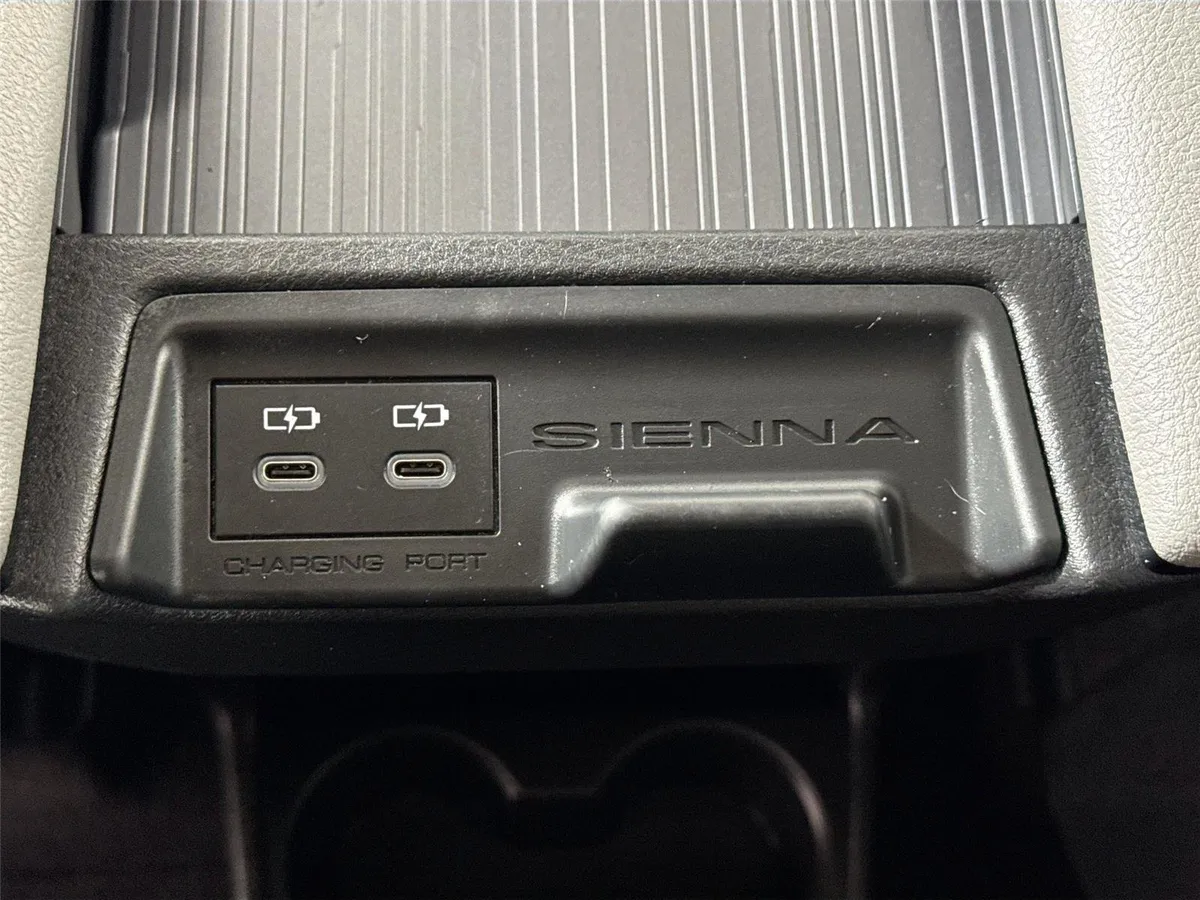 2025 Toyota Sienna XLE thumbnail 37