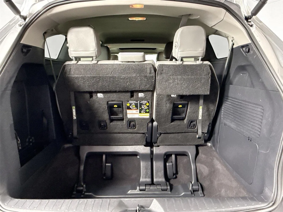 2025 Toyota Sienna XLE thumbnail 38