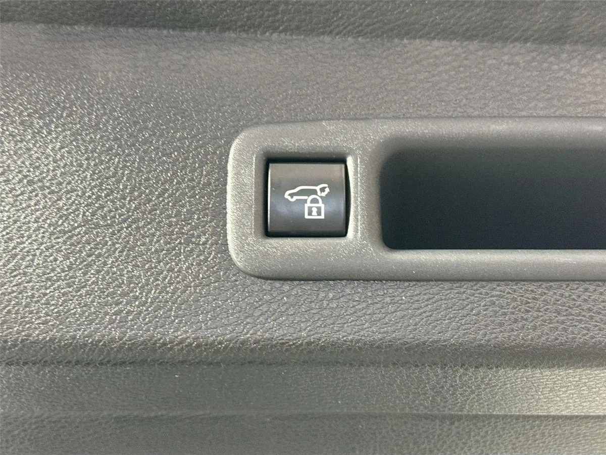 2025 Toyota Sienna XLE thumbnail 39